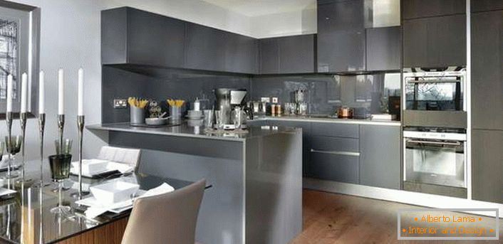 Стил минимализъм във вътрешността на голяма кухня. Работната площ е сива.