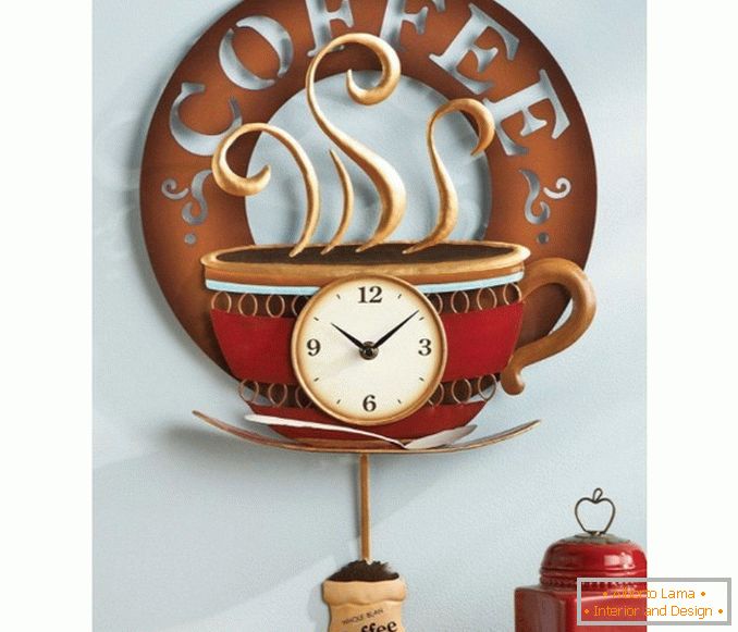 Стенен часовник във вътрешността на кухнята - кофе
