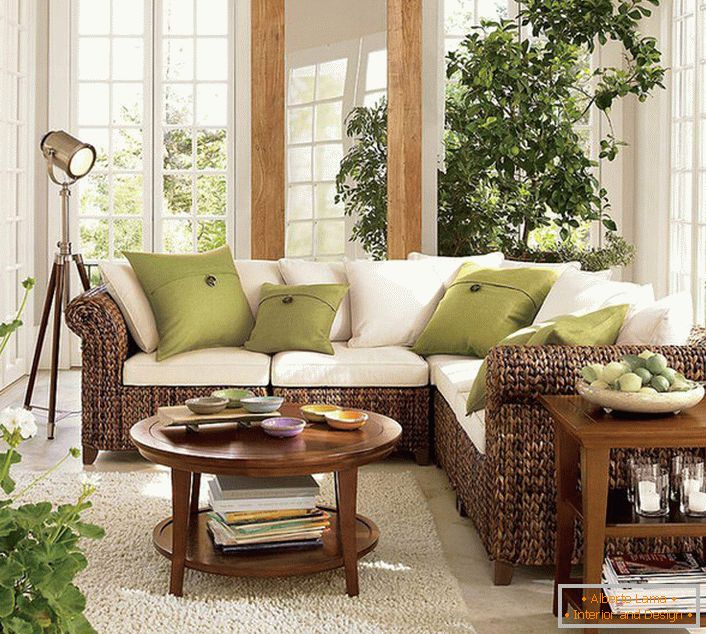 Големите прозорци с дървени рамки оставят в хола в еко-стил достатъчно количество слънчева светлина, която трябва да преобладава в стаята.