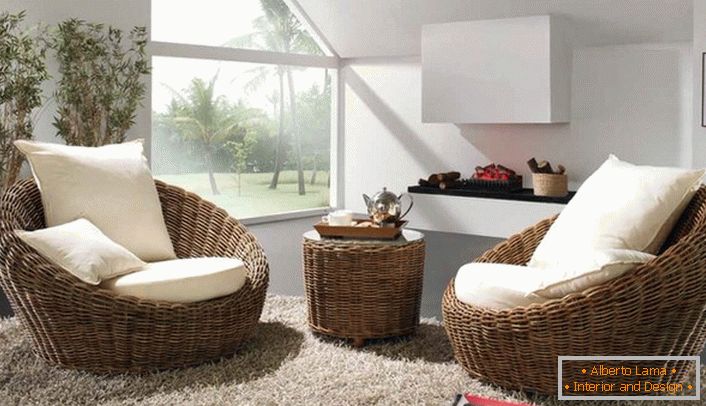 Олекотените кресла с бели меки възглавници, пълни с килим с висока купчина, ще бъдат най-добрата декорация на стаята за гости в еко-стил.