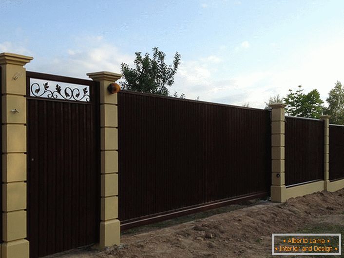 Модулна ограда - най-честият избор на съвременни летни жители.