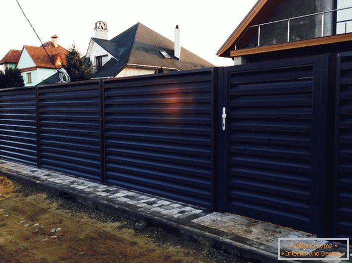 Стилната модулна ограда изглежда атрактивна и непривлекателна, такава ограда ще допълни екстериора на всеки стил.