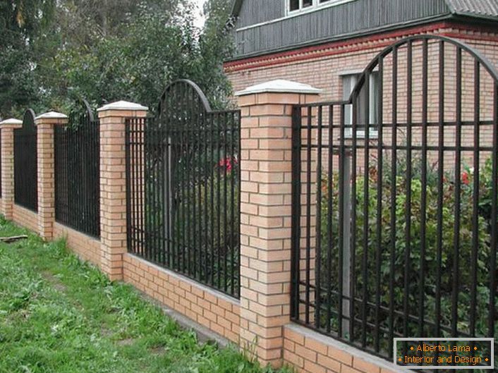 Елегантна модулна ограда за малка вила се счита за най-приемливата опция. 