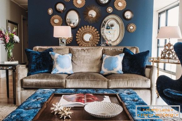 Синята стена и мека мебел в хола