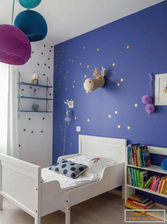 Синият цвят на стените в детската стая с люляк декор