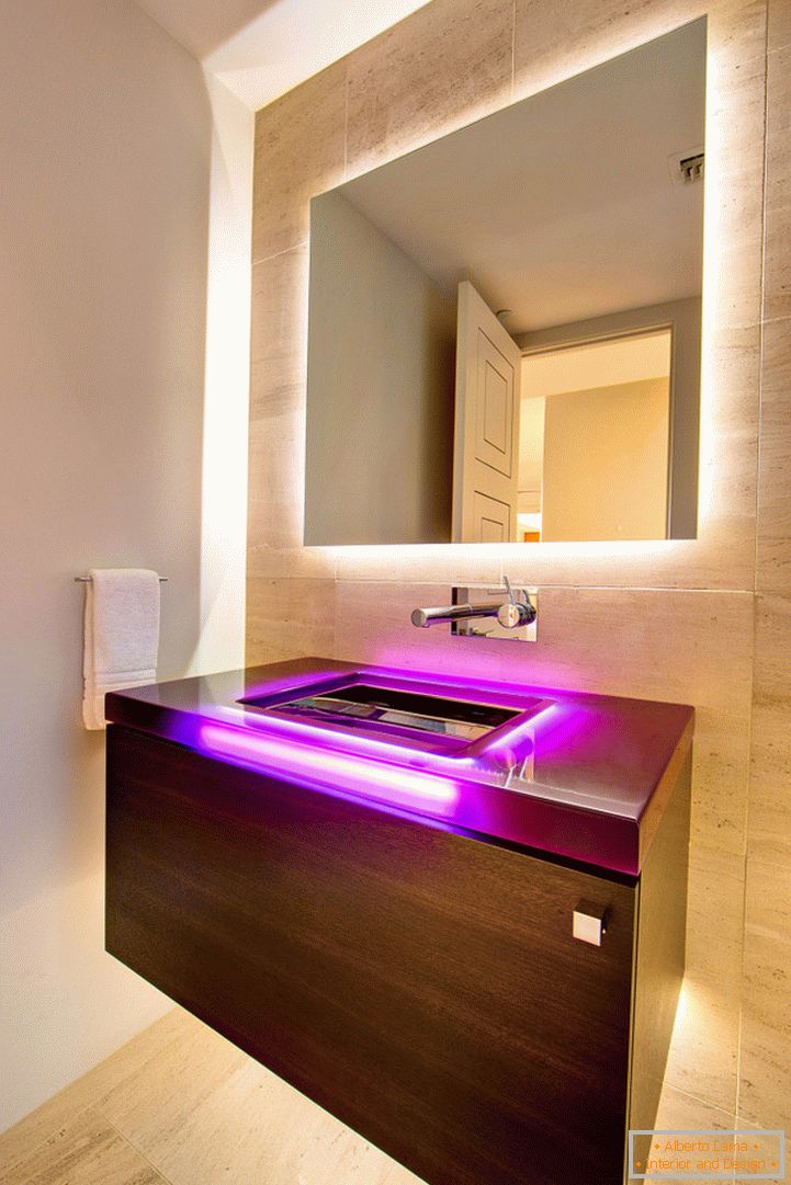 баня интериор, ръководена-светло стена огледало за модерен-баня-комбиниран с кафяво-шперплат-фурнир-плаваща суета-кабинет с лилаво-водено-мивка-суета-съвременна баня-vanity- светлини-744x1117