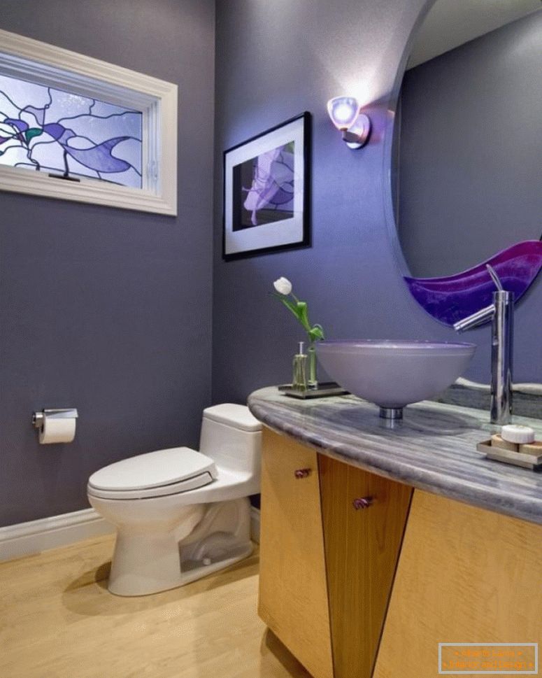 екзотичен-сиво прахообразно стая-идея-с-бяло-тоалетна плюс акрил мивка плюс кръгло огледало-близки до стените лампи