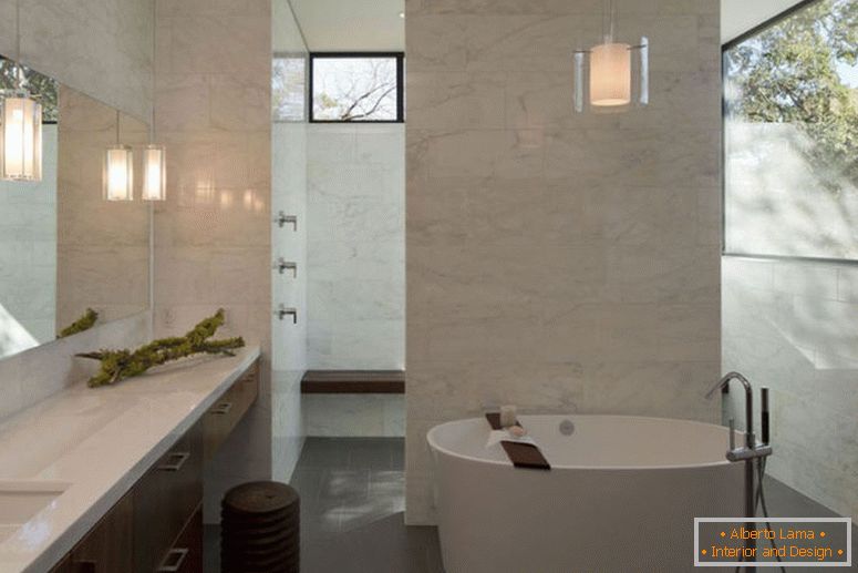 стилна мраморна баня-за-частно небето-аура-с баня-пространство-използване-кръгло бяло-вана-медальон-лампа-горе-и-близкото огледало, както-washingstand-лампи