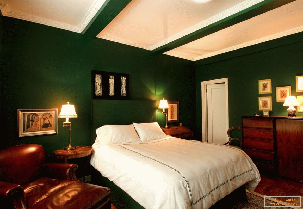 Бялото, тъмнозеленото и дървото са идеална комбинация за спалня