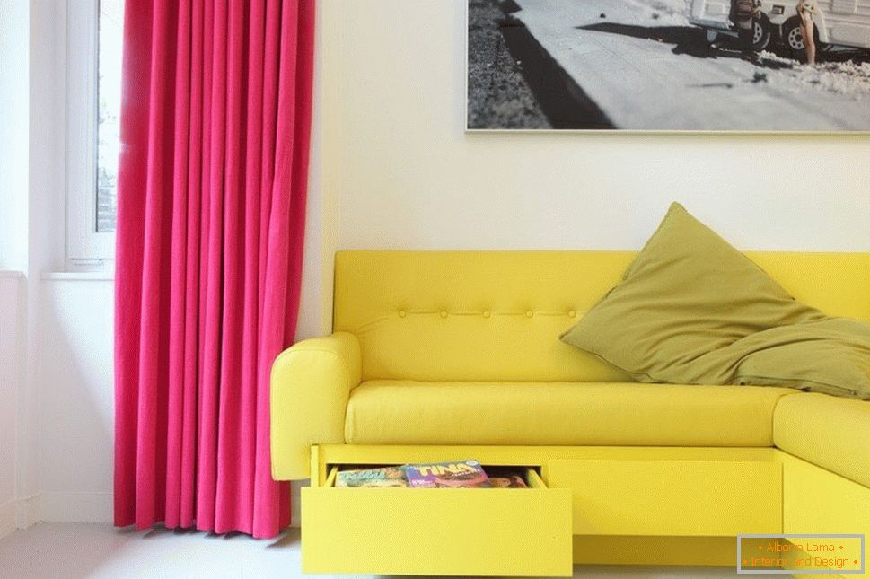 Жълт диван и пурпурни завеси