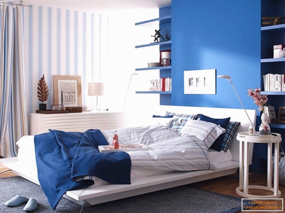 Синя стена в спалнята, съчетана с тапети с ивици