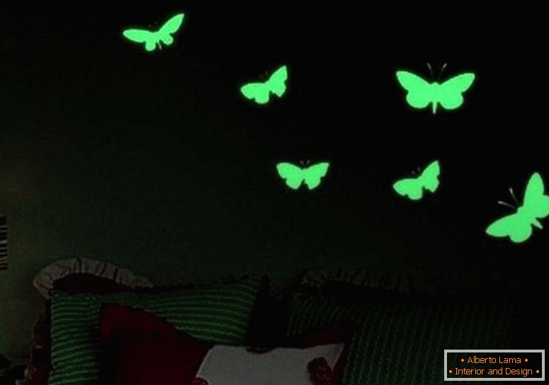 Пеперуди над дивана