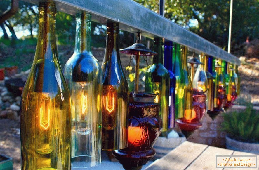 Декор със стъклени бутилки на участке