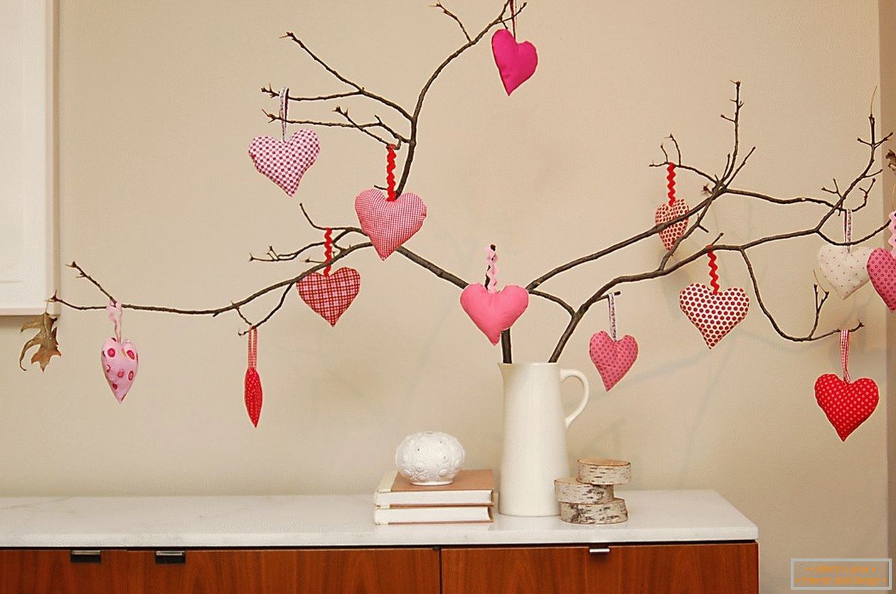 Клони на дървета, украсени със сърца от филц