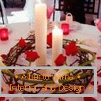 Декорация на маса със свещи и розови листенца