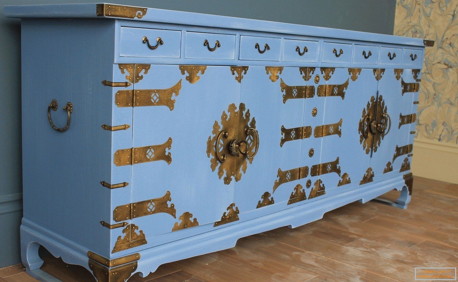 Синьо чекмедже с бронзов декор