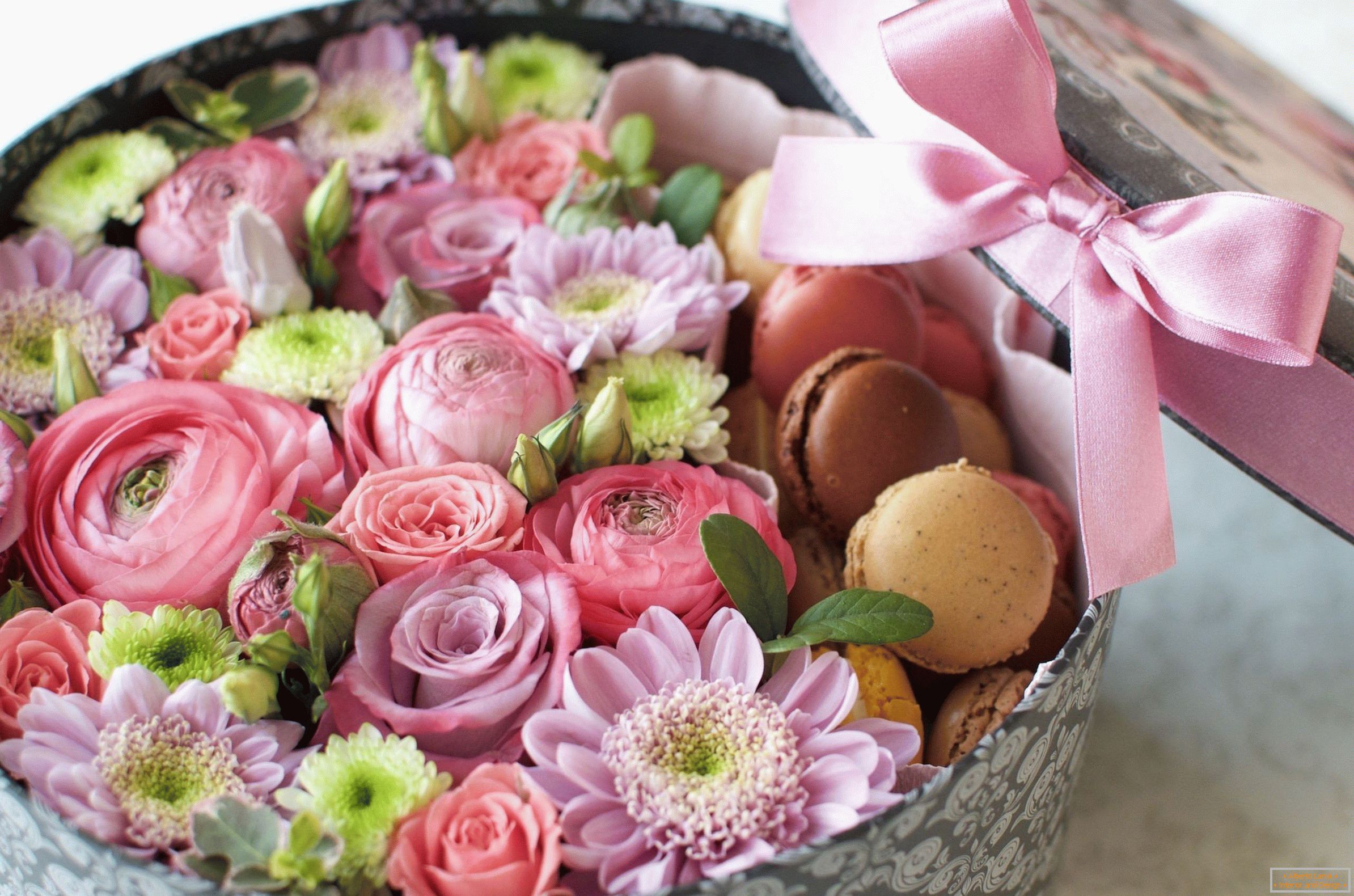 Кутия с цветя и макаронени изделия