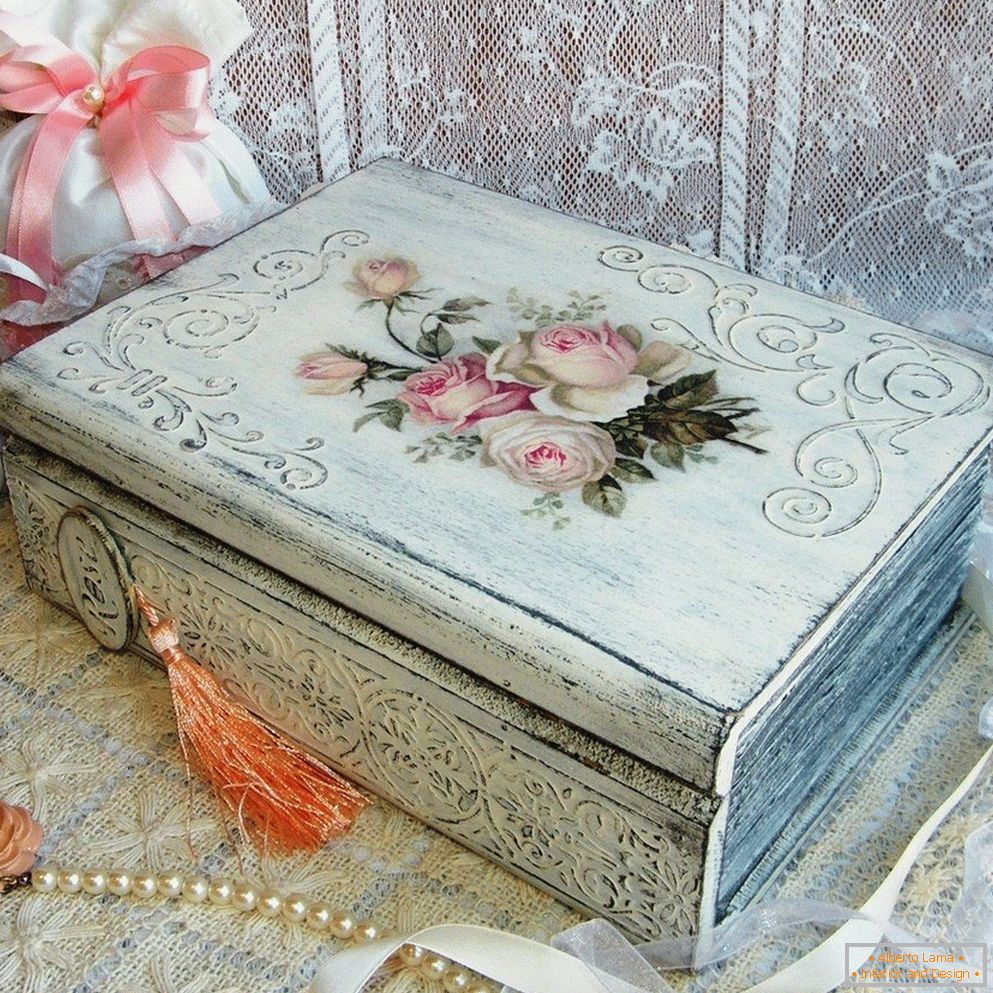 Бял ковчег с рози