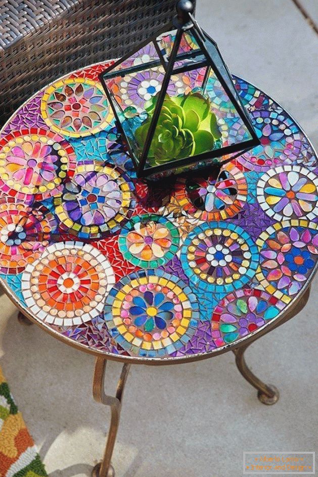 Маса за декориране с цветно стъкло