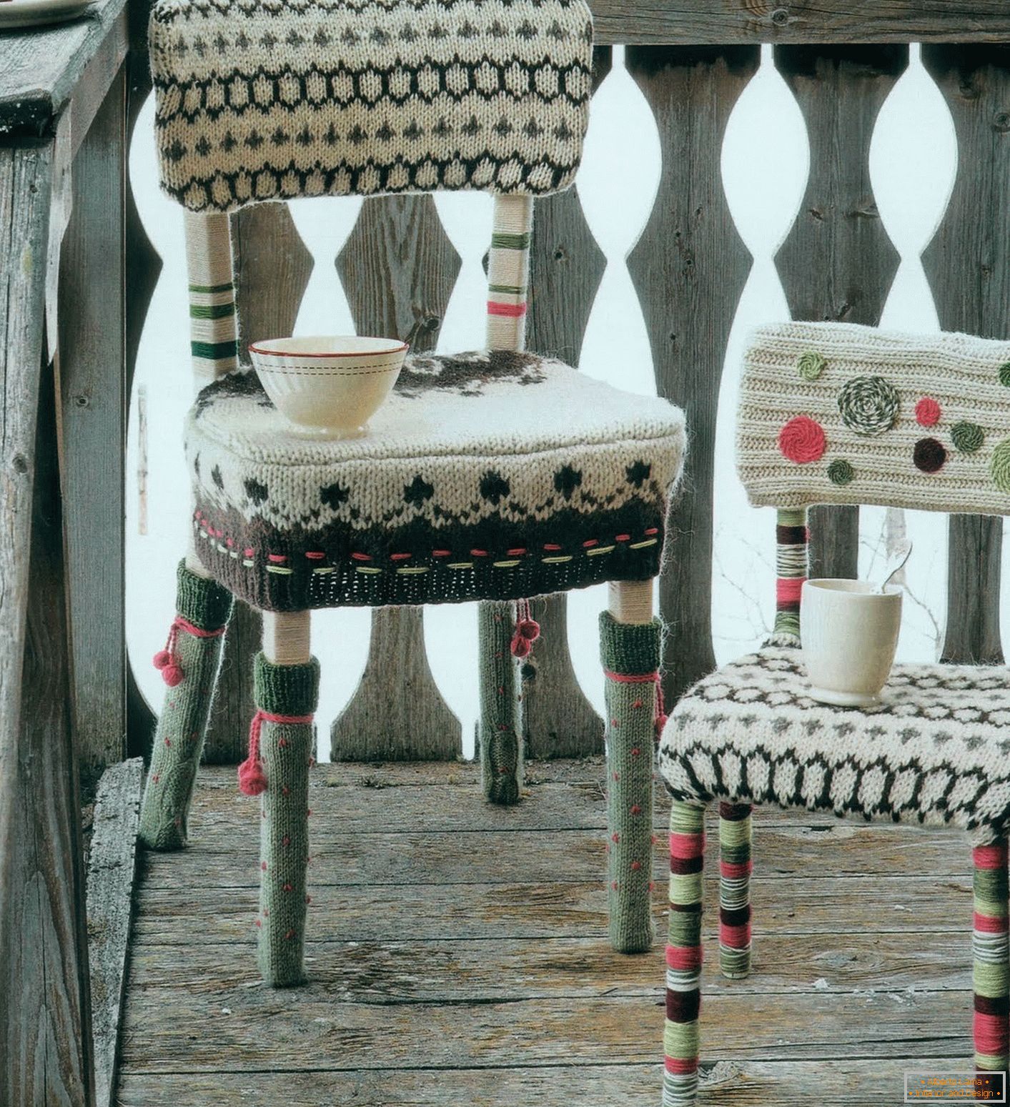 Стол с плетено покритие върху седалката, облегалката и краката