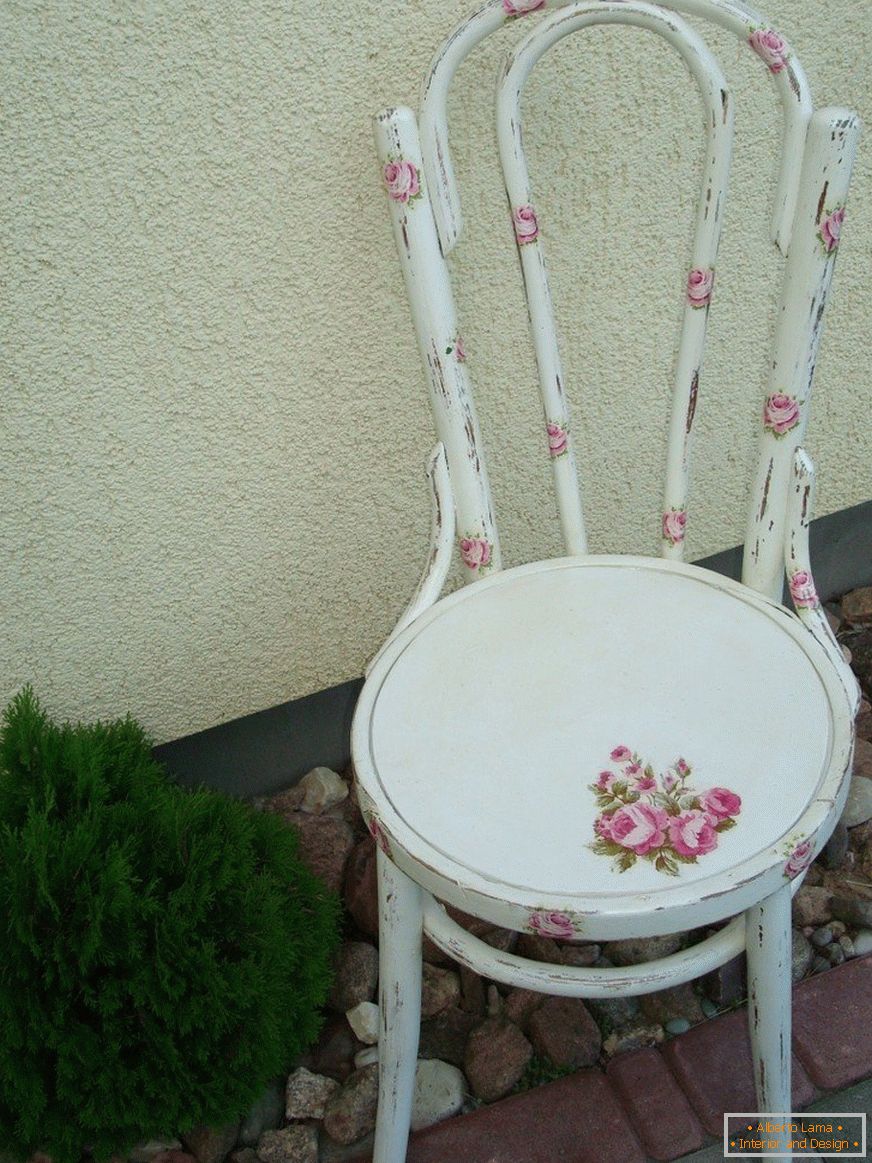 Столът е декориран в стила на Прованс