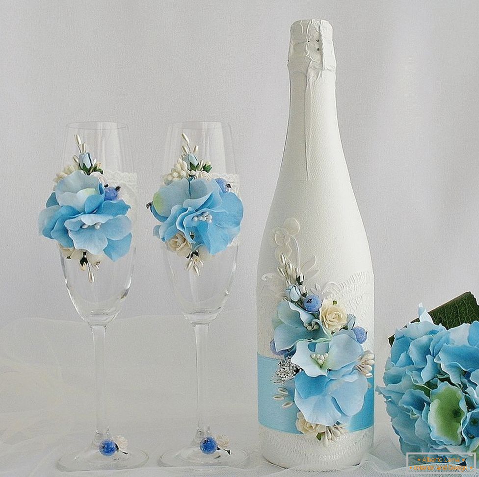 Декорация на сватбени очила и бутилки с цветя