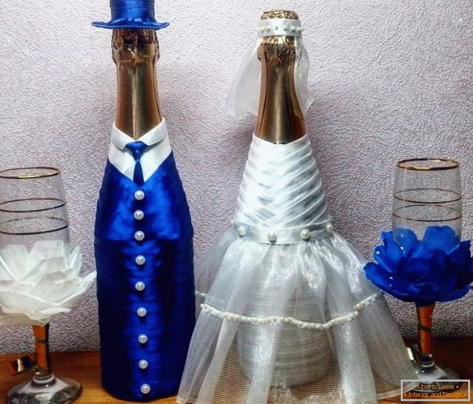 Сватбени бутилки в костюми на булката и младоженеца