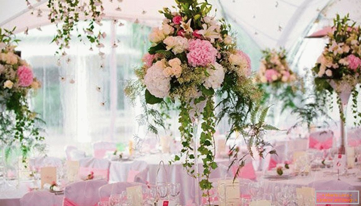 Декорация на сватбената зала със свежи цветя