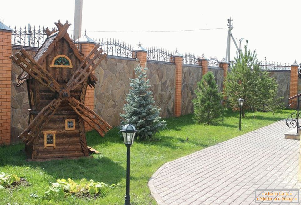 Декоративна мелница в руски стил