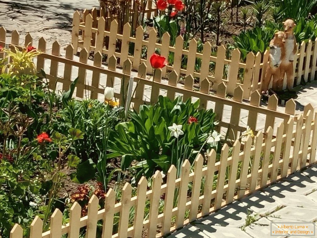 Декоративна ограда на участке