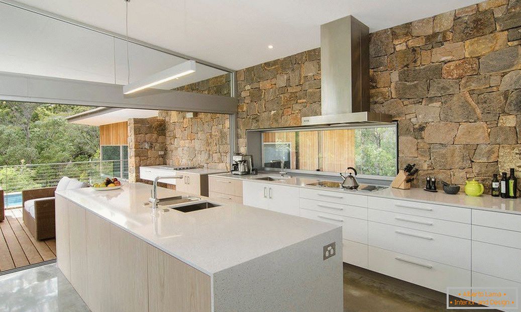 Камък във вътрешността на кухнята в стиле модерн