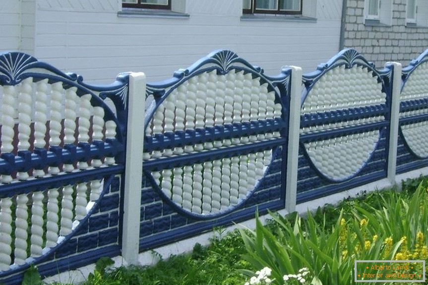 Красива бетонна ограда