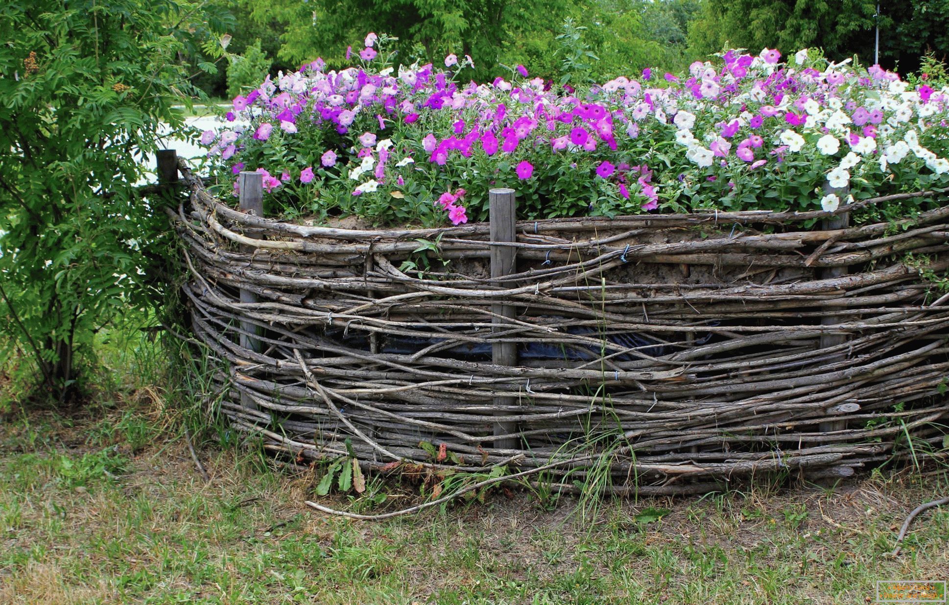 Плитка ограда за цветно легло