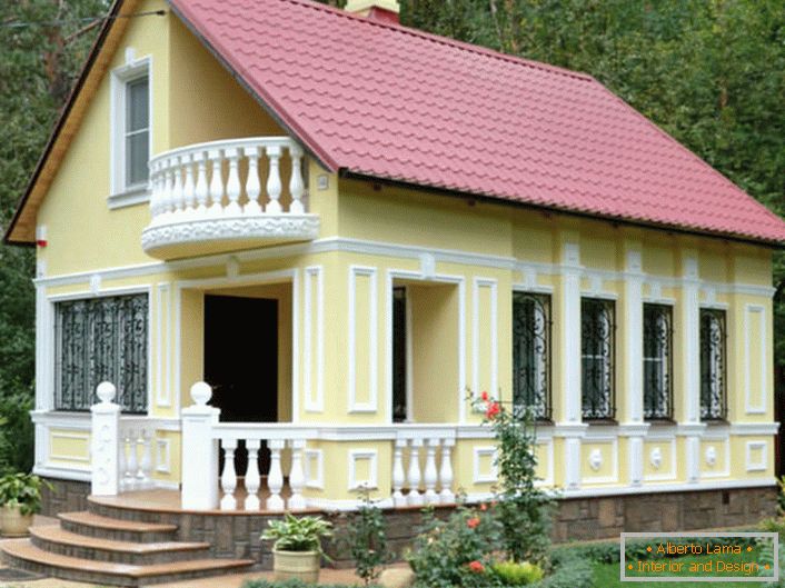 Малка къща в гората е декорирана в същия стил. Фасадната мазилка се приписва на стила на завършеност.