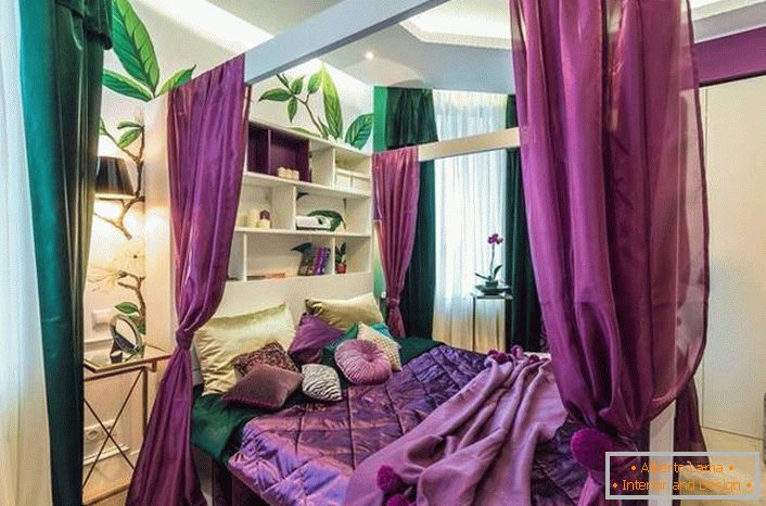 С балдахин над леглото в спалнята можете да създадете по-уютна и интимна атмосфера.