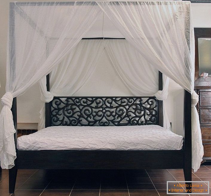 Спалнята в стил Арт Нуво е атрактивна благодарение на правилната организация на леглото. За шиене на балдахин беше използвана лека естествена тъкан.