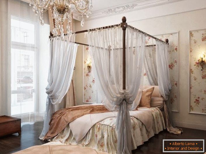 Спалнята в бароков стил е декорирана с елегантен въздушен балдахин, който прави почивката още по-спокойна. 