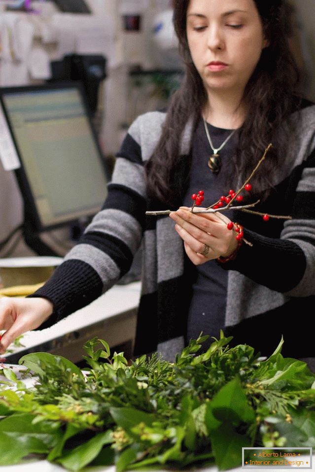 Ние правим новогодишен венец на вратата със собствените си