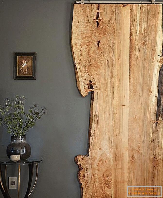 Дървена врата от дърво