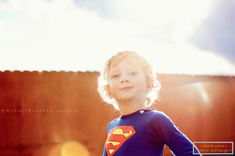 Момче в супермен костюм