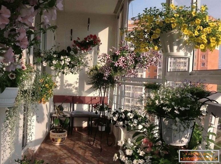 Балкон с цветя