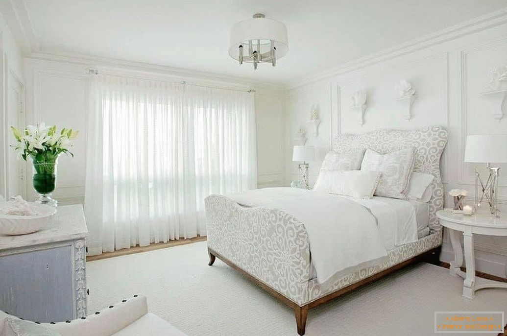 Дизайн на бяла спалня в класически стил