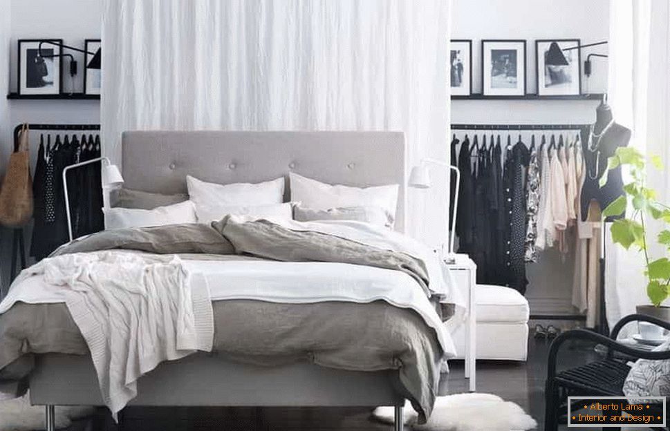 Светлинни завеси, които позволяват естествената светлина в спалнята