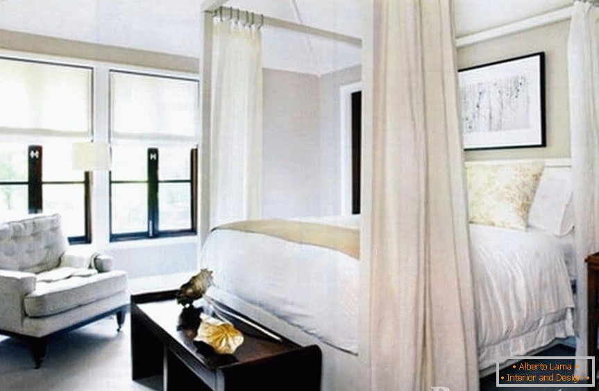 Класическа бяла спалня с легло с балдахин