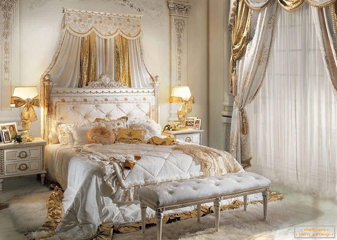 Легло в класическа бяла спалня и стена, украсена с мазилка