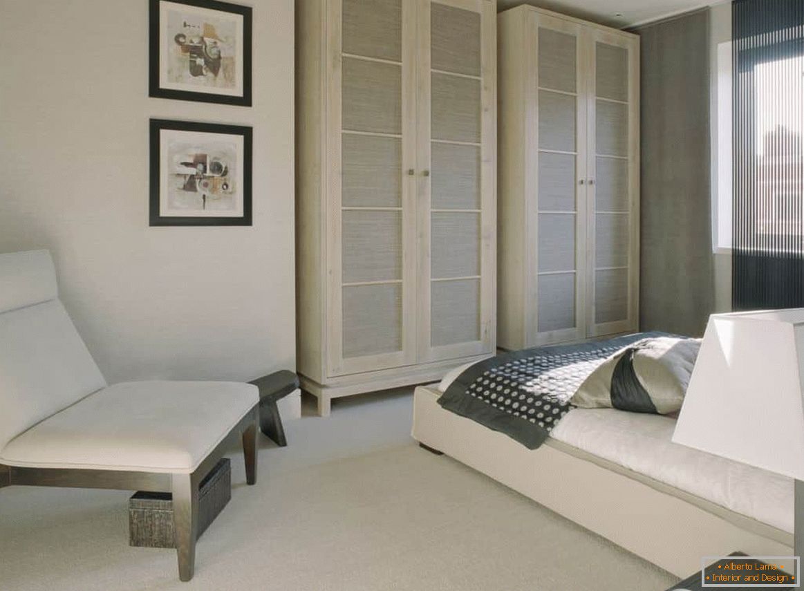 Класическа бяла спалня с удобни гардероби