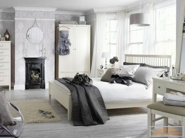 Бяла спалня, пълна с аксесоари в класически стил
