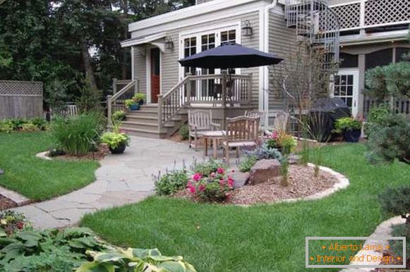 Дизайн на малък двор на частна къща - снимка на зона за отдих