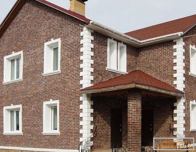 Декоративен дизайн на фасадата на къщата кирпичом