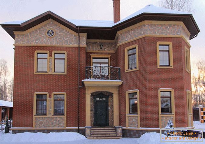 Декоративен дизайн на фасадата на къщата кирпичом фото